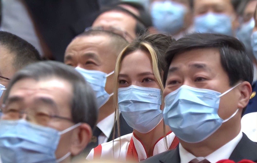 她与身边人对自己人生的看法都不相同，因此出发去追寻梦想
